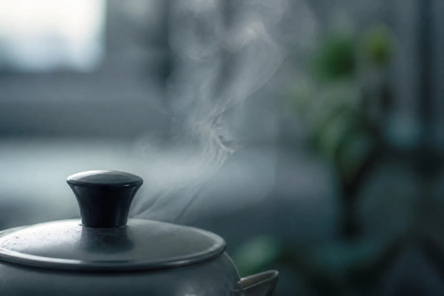 蒸気と蓋まわりの安全をイメージしたケトル